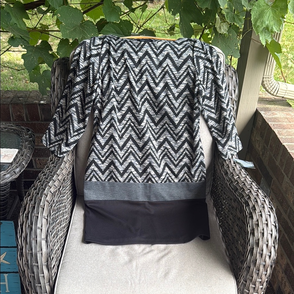 Women’s Chevron Knit Sweater - Black & White